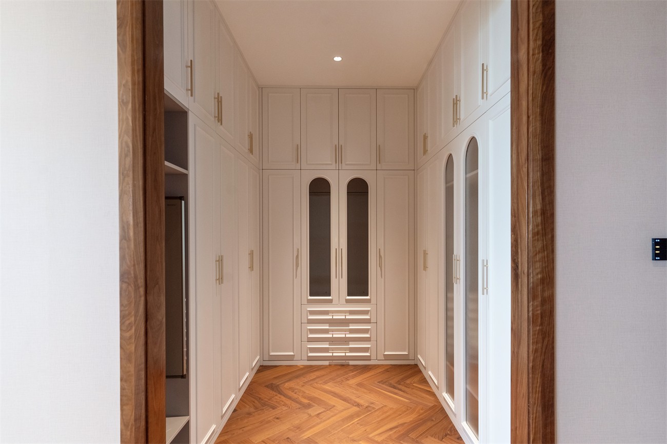 嘉和城依云灣800平現(xiàn)代輕奢衣帽間裝修完工實景圖