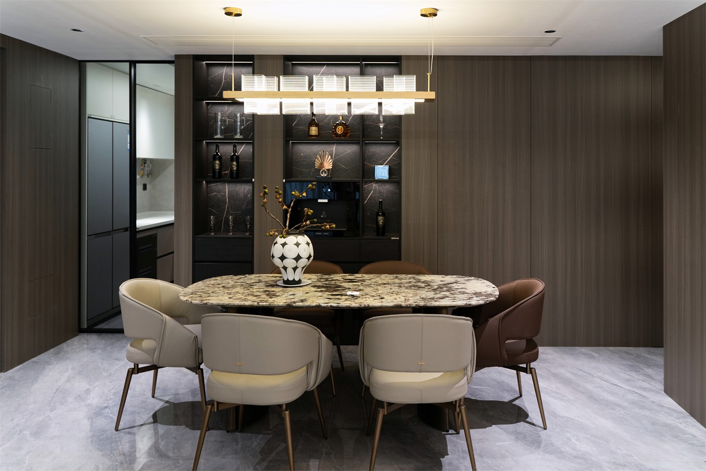 保利冠江墅143平意式輕奢餐廳裝修完工實景圖